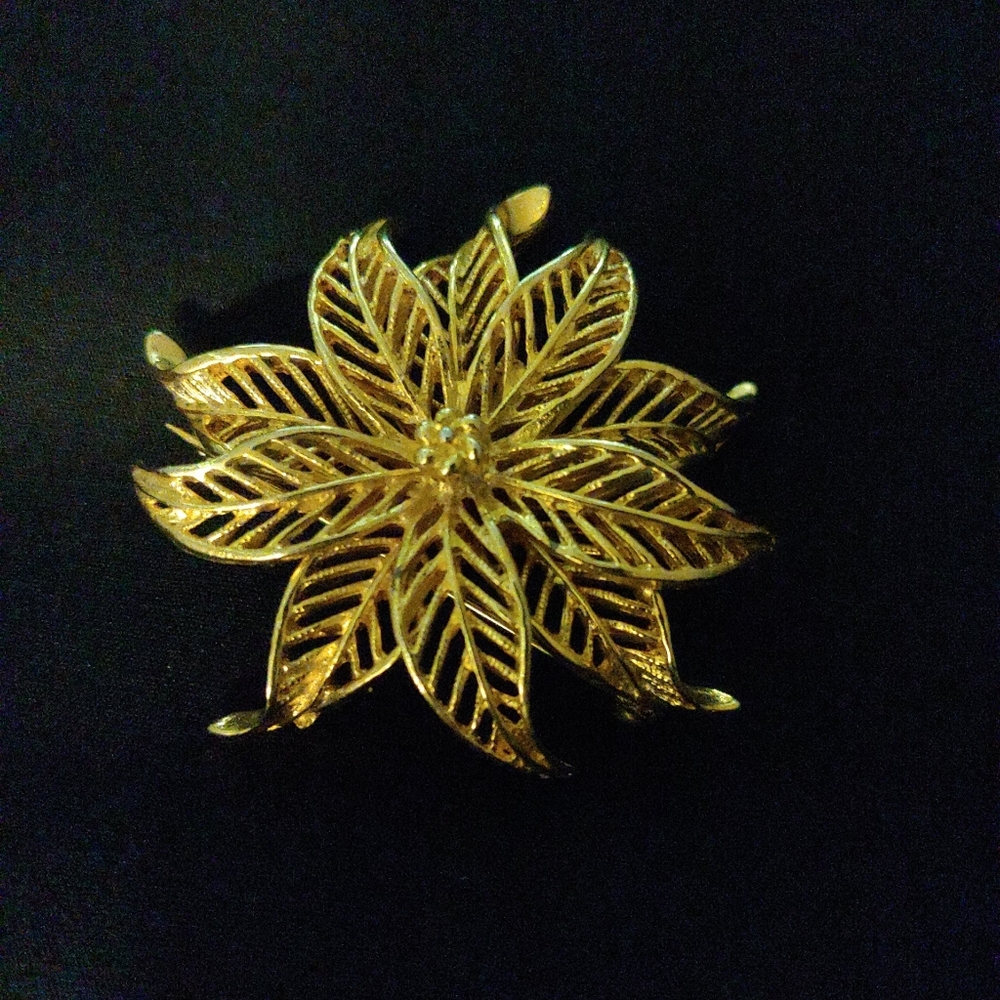 LISNER Goldtone Pointsettia  Pin EUC